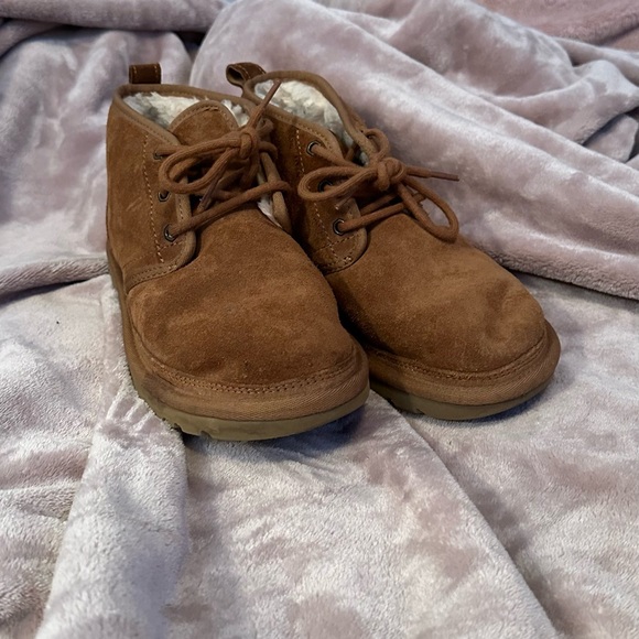 Tie Uggs - Picture 2 of 6